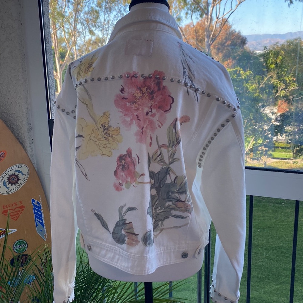 GUESS LA Studded 🤩 Floral Art 2 Wear Jean Jacket Sz L $218